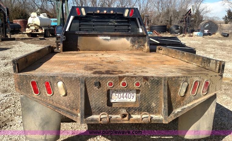 image for item L6622 2006 Ford F250 Super Duty flatbed pickup truck