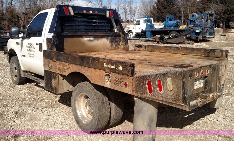 image for item L6622 2006 Ford F250 Super Duty flatbed pickup truck