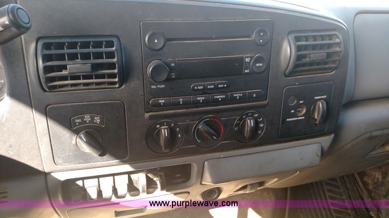 image for item L6622 2006 Ford F250 Super Duty flatbed pickup truck