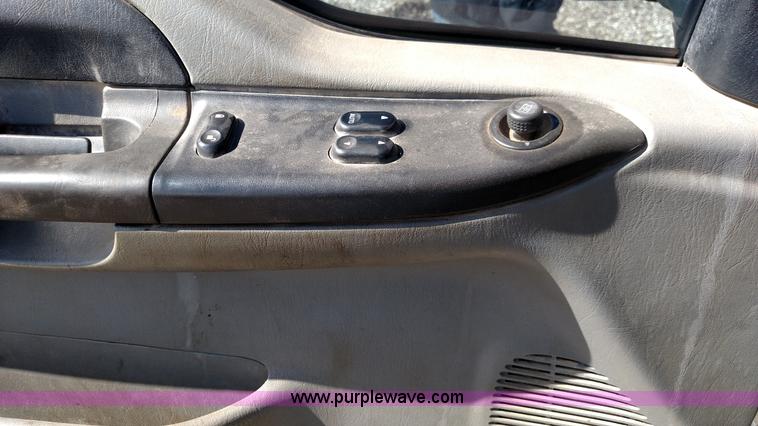 image for item L6622 2006 Ford F250 Super Duty flatbed pickup truck