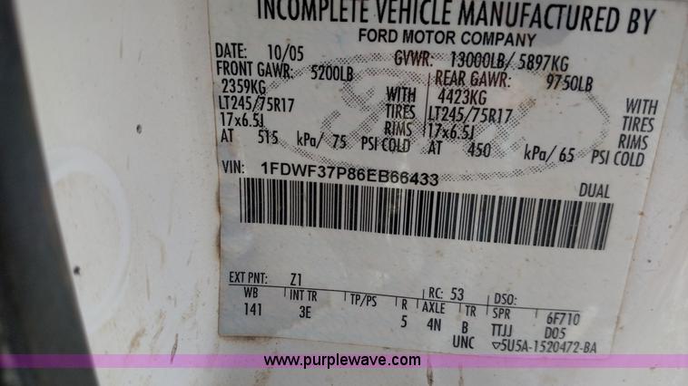 image for item L6622 2006 Ford F250 Super Duty flatbed pickup truck