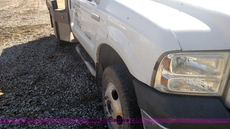 image for item L6622 2006 Ford F250 Super Duty flatbed pickup truck
