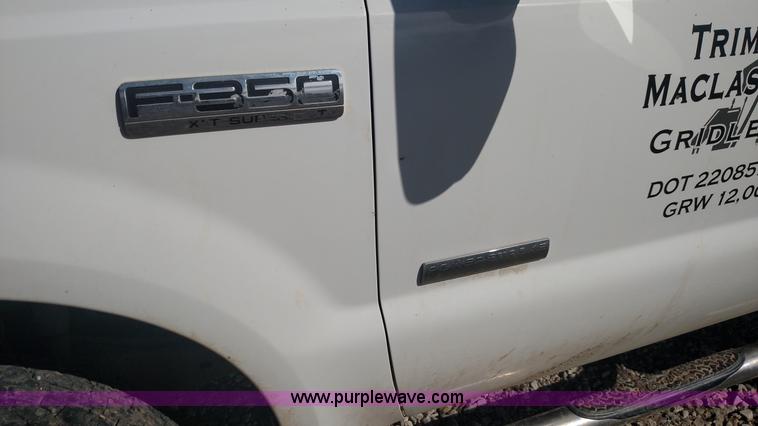 image for item L6622 2006 Ford F250 Super Duty flatbed pickup truck