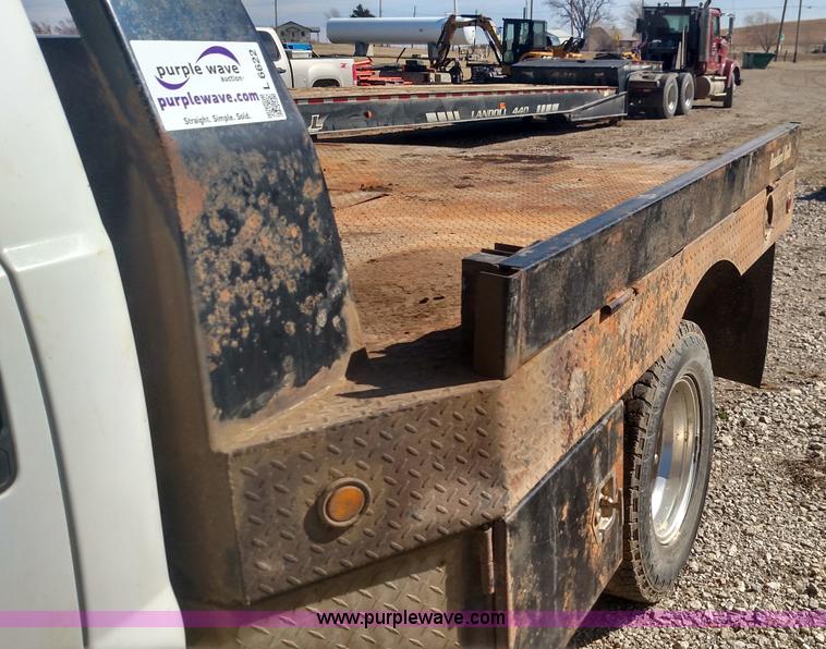 image for item L6622 2006 Ford F250 Super Duty flatbed pickup truck