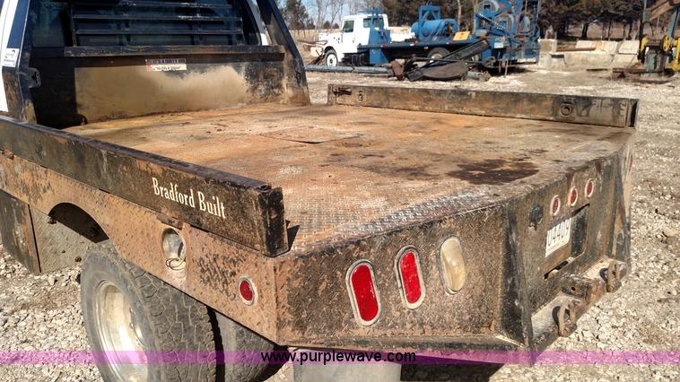 image for item L6622 2006 Ford F250 Super Duty flatbed pickup truck