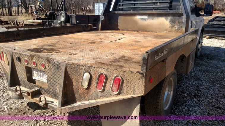 image for item L6622 2006 Ford F250 Super Duty flatbed pickup truck