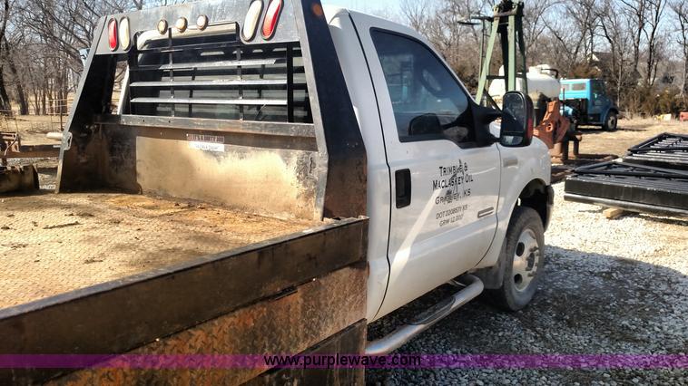 image for item L6622 2006 Ford F250 Super Duty flatbed pickup truck