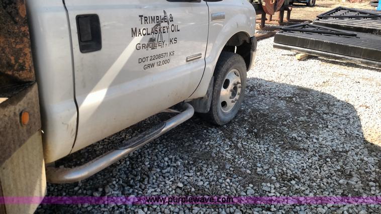 image for item L6622 2006 Ford F250 Super Duty flatbed pickup truck