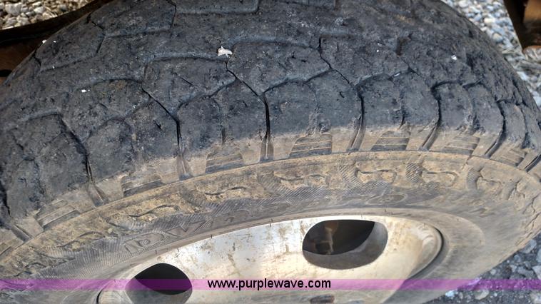 image for item L6622 2006 Ford F250 Super Duty flatbed pickup truck