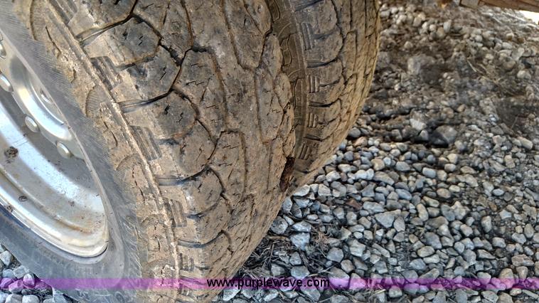 image for item L6622 2006 Ford F250 Super Duty flatbed pickup truck