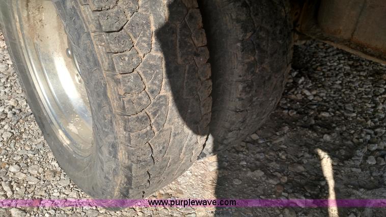 image for item L6622 2006 Ford F250 Super Duty flatbed pickup truck