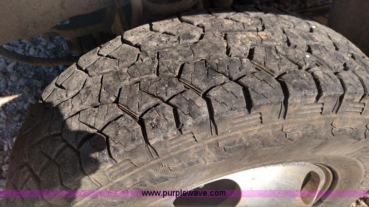 image for item L6622 2006 Ford F250 Super Duty flatbed pickup truck