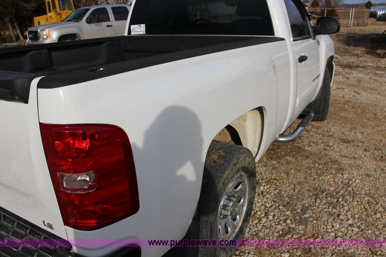 image for item L6636 2009 Chevrolet Silverado 1500 LS pickup truck