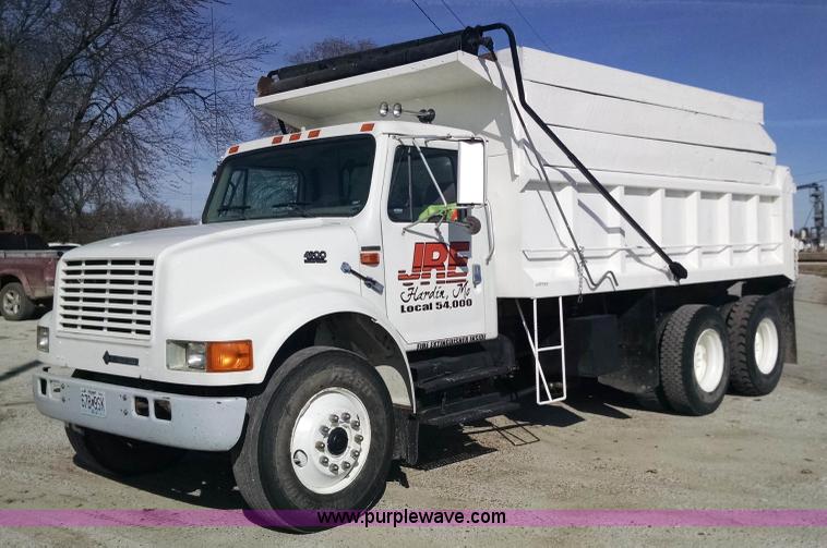 image for item AV9921 1997 International 4900 dump truck