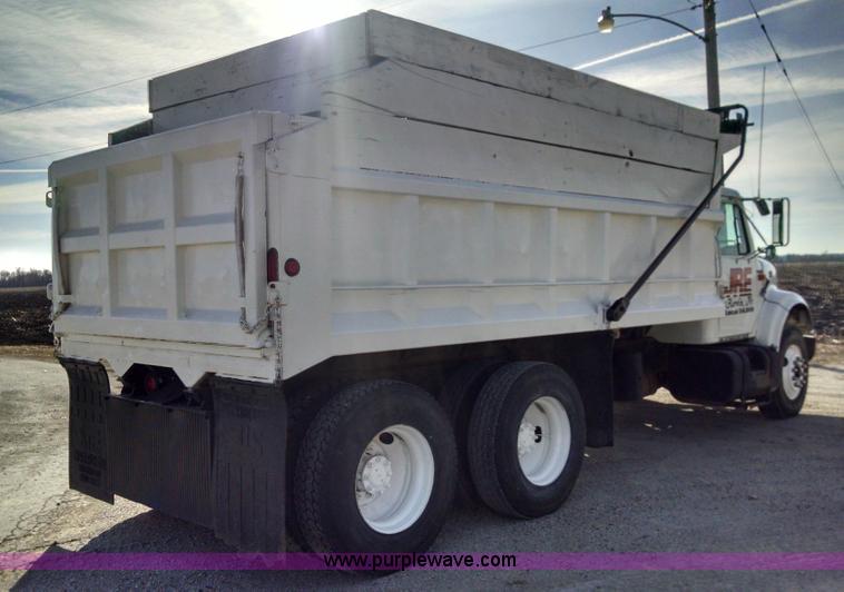 image for item AV9921 1997 International 4900 dump truck