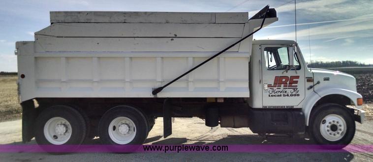image for item AV9921 1997 International 4900 dump truck