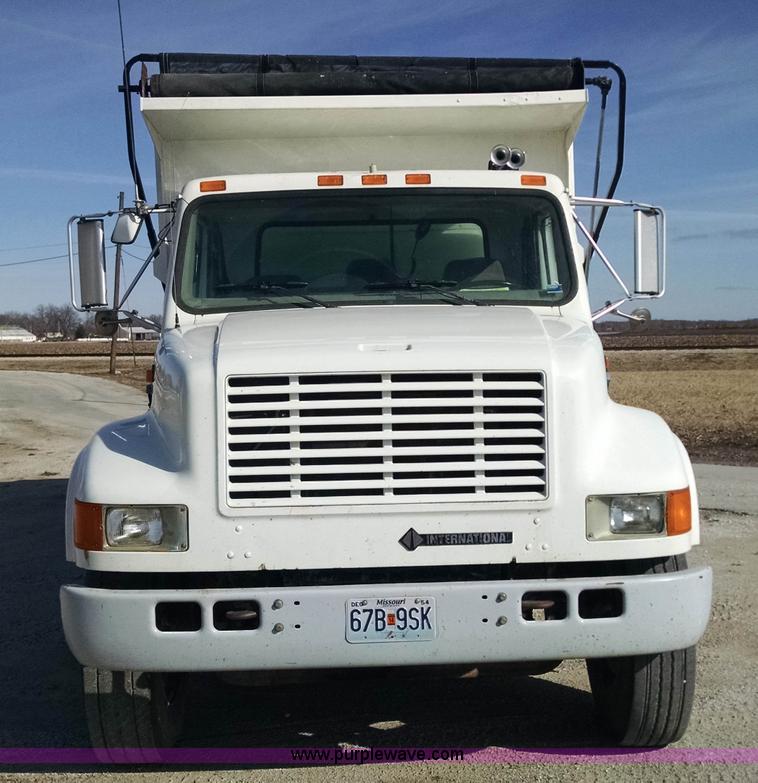 image for item AV9921 1997 International 4900 dump truck
