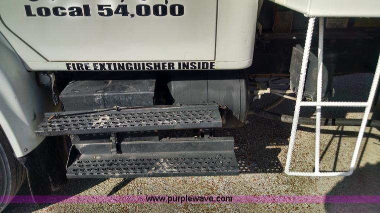 image for item AV9921 1997 International 4900 dump truck