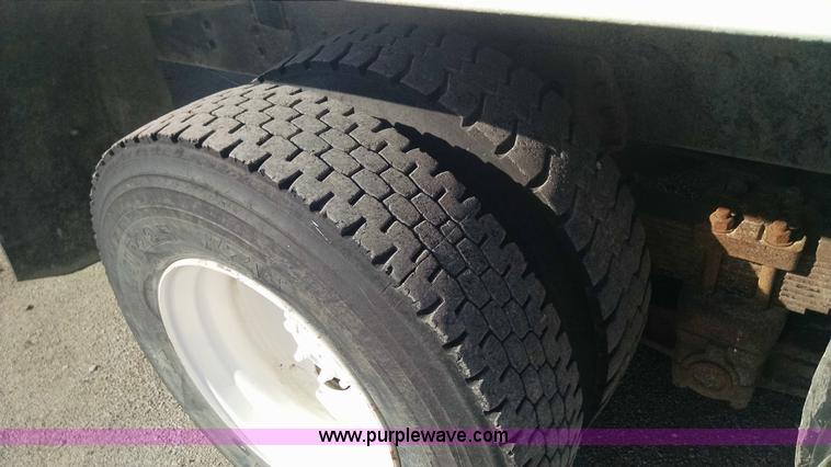 image for item AV9921 1997 International 4900 dump truck