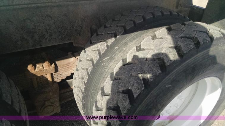 image for item AV9921 1997 International 4900 dump truck