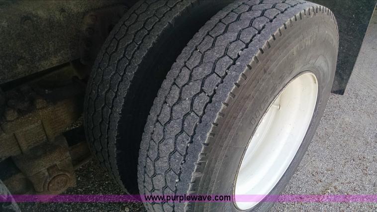 image for item AV9921 1997 International 4900 dump truck