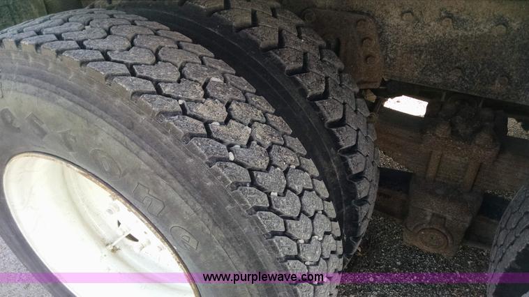 image for item AV9921 1997 International 4900 dump truck