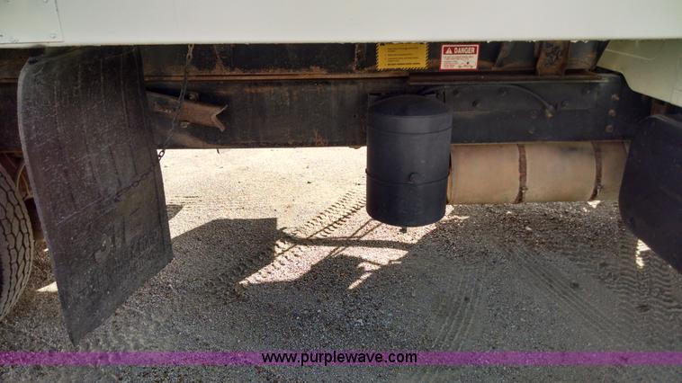 image for item AV9921 1997 International 4900 dump truck