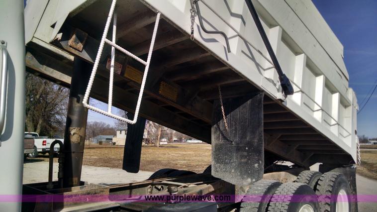 image for item AV9921 1997 International 4900 dump truck