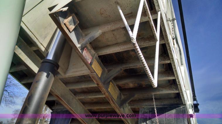 image for item AV9921 1997 International 4900 dump truck