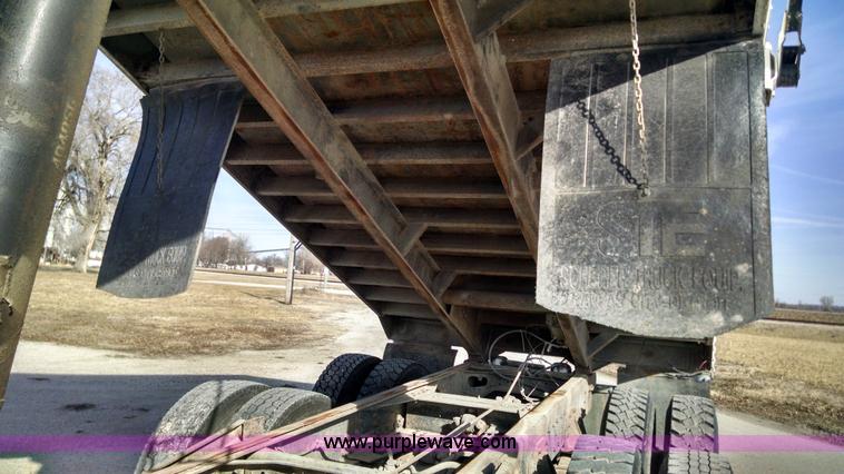 image for item AV9921 1997 International 4900 dump truck