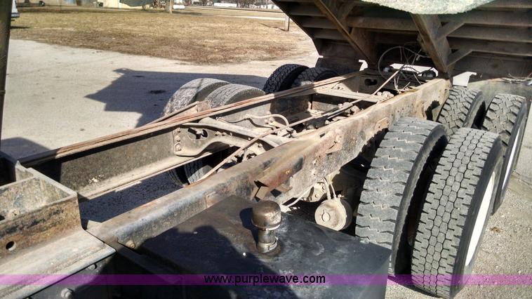 image for item AV9921 1997 International 4900 dump truck