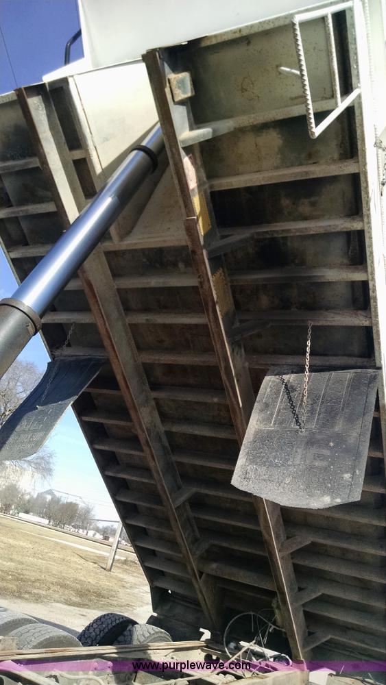 image for item AV9921 1997 International 4900 dump truck