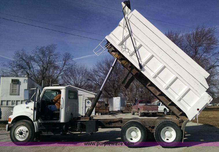 image for item AV9921 1997 International 4900 dump truck