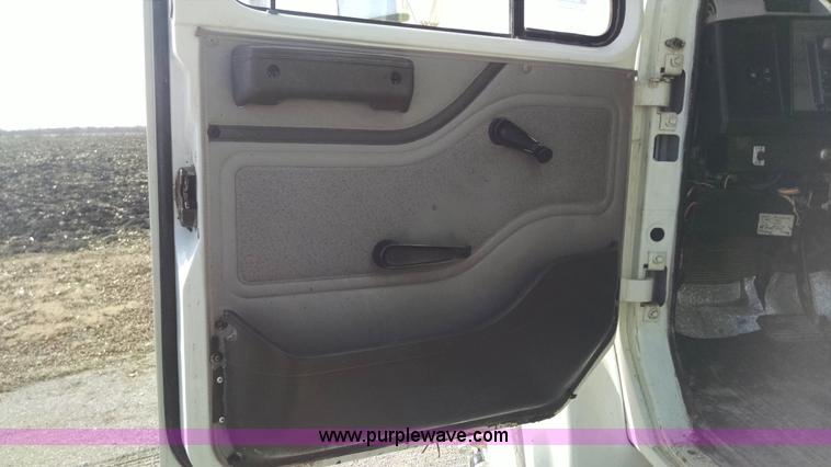 image for item AV9921 1997 International 4900 dump truck