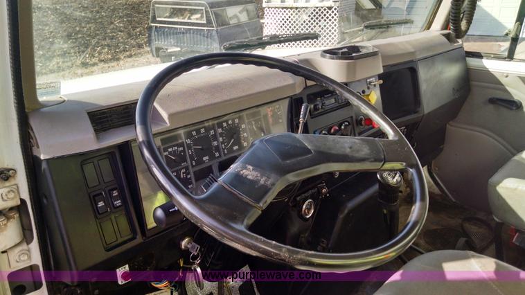 image for item AV9921 1997 International 4900 dump truck