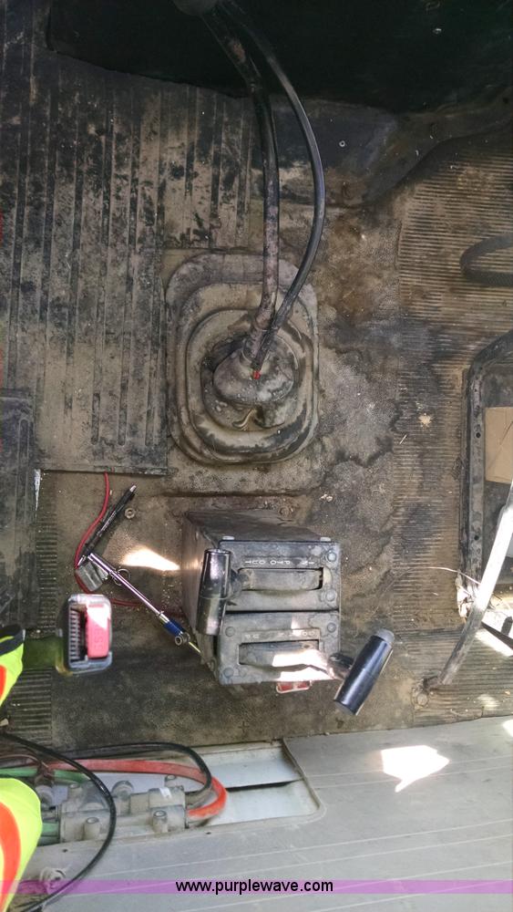 image for item AV9921 1997 International 4900 dump truck