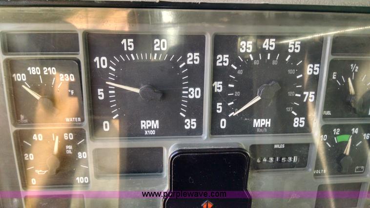 image for item AV9921 1997 International 4900 dump truck