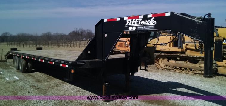 image for item AW9050 2007 Diamond C Fleetneck gooseneck trailer