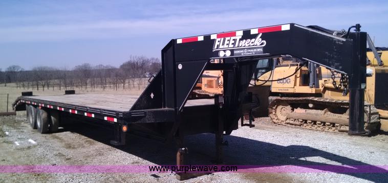 image for item AW9050 2007 Diamond C Fleetneck gooseneck trailer