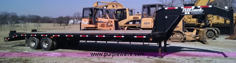 image for item AW9050 2007 Diamond C Fleetneck gooseneck trailer