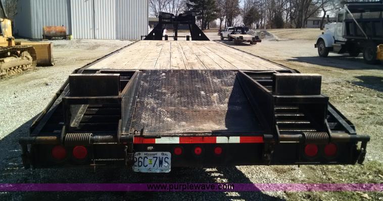 image for item AW9050 2007 Diamond C Fleetneck gooseneck trailer