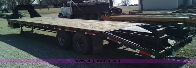 image for item AW9050 2007 Diamond C Fleetneck gooseneck trailer