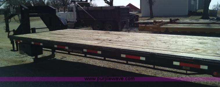 image for item AW9050 2007 Diamond C Fleetneck gooseneck trailer