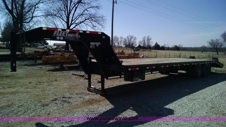 image for item AW9050 2007 Diamond C Fleetneck gooseneck trailer