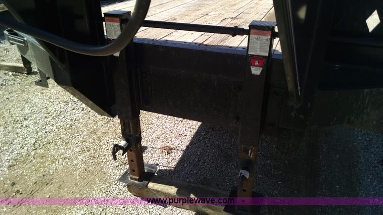 image for item AW9050 2007 Diamond C Fleetneck gooseneck trailer