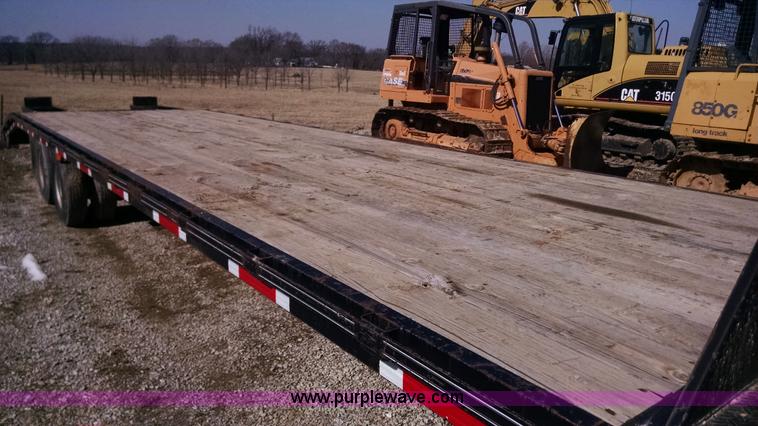 image for item AW9050 2007 Diamond C Fleetneck gooseneck trailer