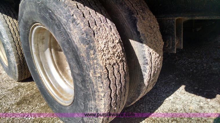 image for item AW9050 2007 Diamond C Fleetneck gooseneck trailer