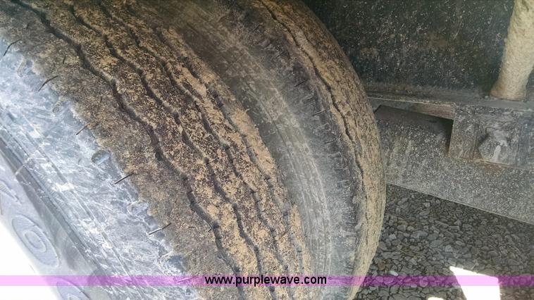 image for item AW9050 2007 Diamond C Fleetneck gooseneck trailer