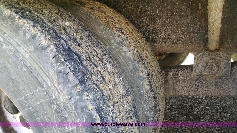 image for item AW9050 2007 Diamond C Fleetneck gooseneck trailer