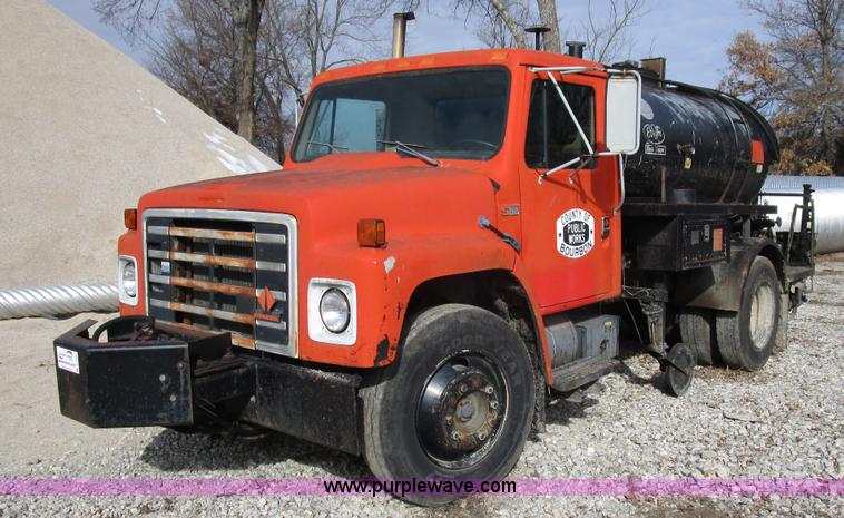 image for item D2304 1987 International S1600 oil distributor truck